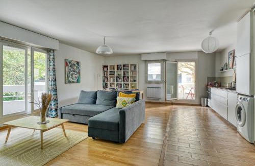 Belleville Apartment | 3 bedroom apartment with balconies