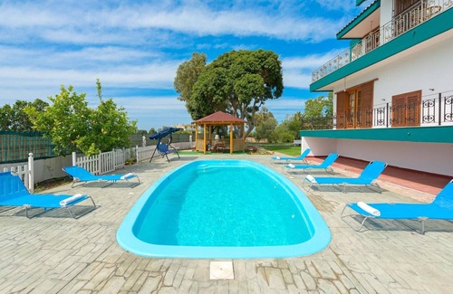 Kalavarda Apartment | 3-Bedroom Apartment with Private Pool, Sea View, Wi-Fi and Air Conditioning