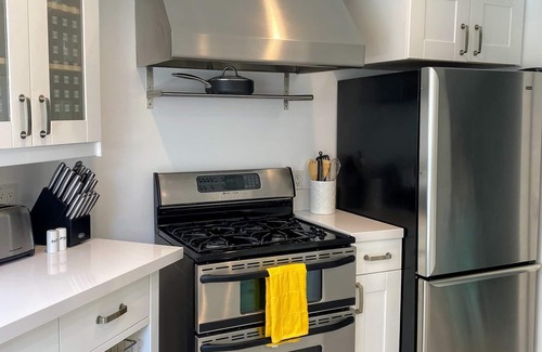 Marina Peninsula House | 3-Bedroom Beach House, 50 feet from the sand - sleeps 10