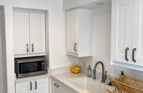 Marina Peninsula House | 3-Bedroom Beach House, 50 feet from the sand - sleeps 10