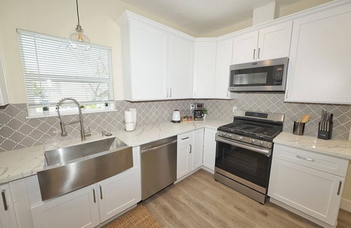 Downtown Sacramento House | 3-bedroom bungalow in lovely downtown Sacramento with WiFi, AC. Fenced backyard