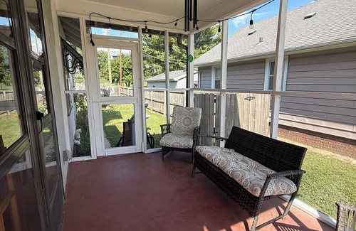 St. Joseph House | 3-bedroom bungalow, centrally located in charming Saint Joseph