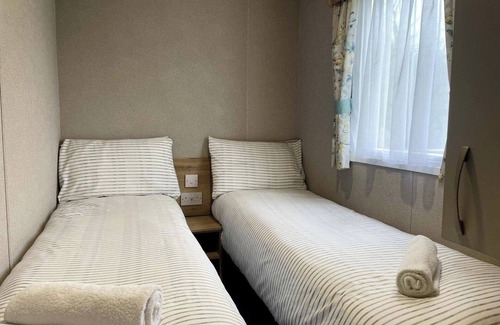 Ampney Crucis Cabin | 3 Bedroom Caravan - Parking, Wifi, Pool Access