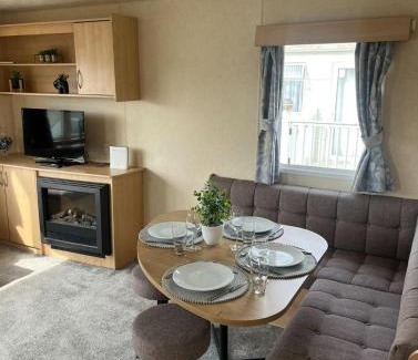 Clacton-on-Sea House | 3 Bedroom Caravan - Sleeps 8 - Parking Wifi Pool
