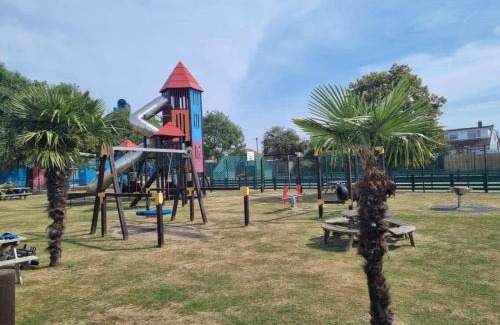 Clacton-on-Sea House | 3 Bedroom Caravan - Sleeps 8 - Parking Wifi Pool