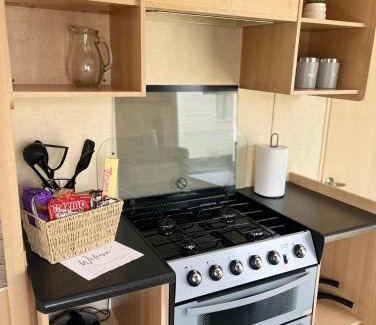 Clacton-on-Sea House | 3 Bedroom Caravan - Sleeps 8 - Parking Wifi Pool