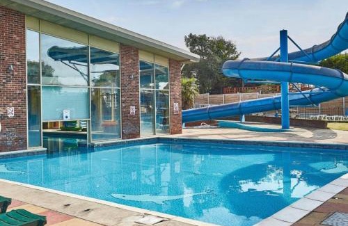 Clacton-on-Sea House | 3 Bedroom Caravan - Sleeps 8 - Parking Wifi Pool