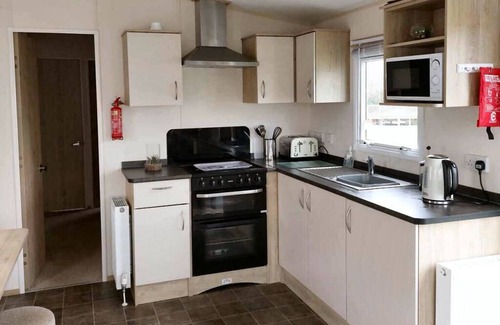 Skegness Cabin | 3 Bedroom Caravan - Sleeps 8 - Pets & Free Parking