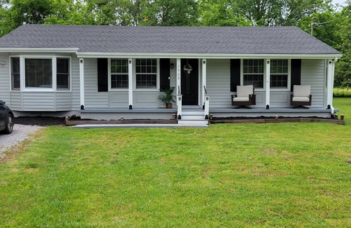 Murfreesboro House | 3 bedroom country cottage in murfreesboro close to interstate and shopping.