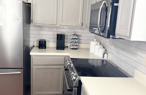 Madison House | 3-bedroom Cozy Flat with 1st fl Master & bath in wonderful Madison.