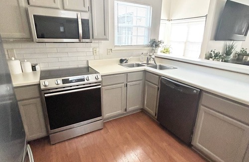 Madison House | 3-bedroom Cozy Flat with 1st fl Master & bath in wonderful Madison.