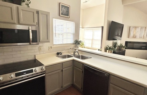 Madison House | 3-bedroom Cozy Flat with 1st fl Master & bath in wonderful Madison.