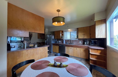 Arcata House | 3-bedroom Craftsman home with hot tub/sauna in the Heart of Arcata