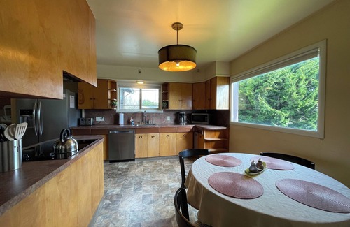 Arcata House | 3-bedroom Craftsman home with hot tub/sauna in the Heart of Arcata