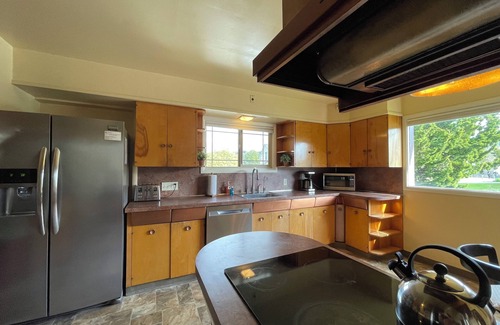 Arcata House | 3-bedroom Craftsman home with hot tub/sauna in the Heart of Arcata