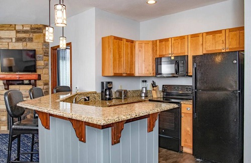 Lake Delton Condo | 3 Bedroom Deluxe Condo, Sleeps 10, Waterpark Passes, Glacier Canyon Resort!