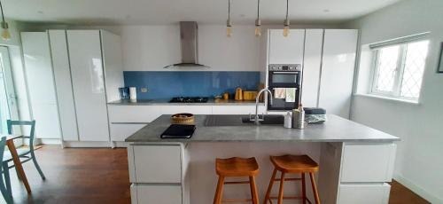 Greenhill House | 3-Bedroom Family Home. Just 5 Mins From The Beach!