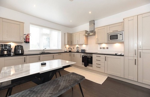 Fulwell and Hampton Hill Apartment | 3-Bedroom Gem in the Heart of Hampton Hill Village