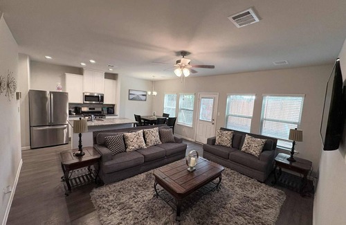 Pasadena House | 3 bedroom home in gated community