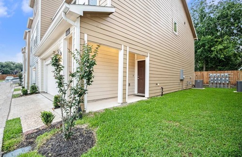 Pasadena House | 3 bedroom home in gated community