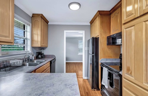 Madison House | 3 Bedroom Home Nestled in Quiet Neighborhood