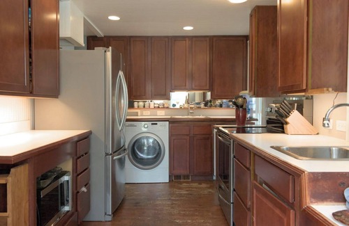 State College House | 3 bedroom house, A Haven just 10m walk downtown, next to Gameday Shuttle.