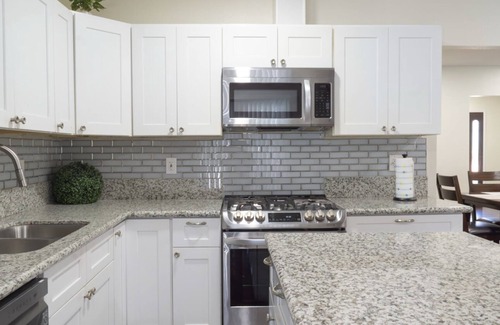 Arlington House | 3-bedroom house in charming Riverside with AC & Pool near CBU, Parkview & 91 fwy