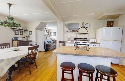 Hampton House | 3-bedroom house in nice Hampton with AC, WiFi - 3 Houses to the beach