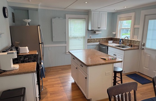 Hampton House | 3-bedroom house in nice Hampton with AC, WiFi - 3 Houses to the beach