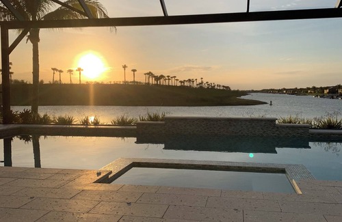 Biggar House | 3-bedroom house in Southern part Fort Myers on canal/lake with beautiful sunsets