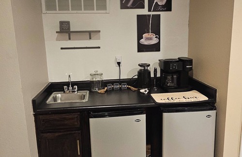 Taylor Ranch House | 3-bedroom house in welcoming Albuquerque with WiFi, AC