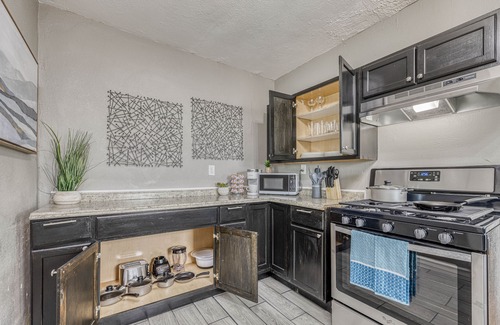 El Paso House | 3 bedroom House/King beds/Front Porch/Up to 8 guests