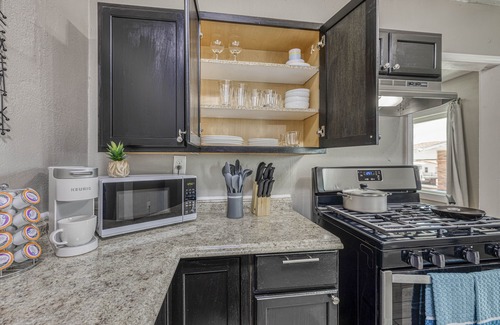 El Paso House | 3 bedroom House/King beds/Front Porch/Up to 8 guests