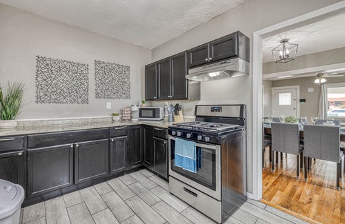 El Paso House | 3 bedroom House/King beds/Front Porch/Up to 8 guests