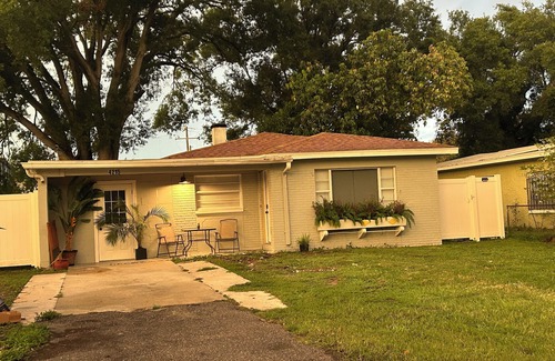 Carver City - Lincoln Gardens House | 3-bedroom house Next to the AirPort and Stadium.