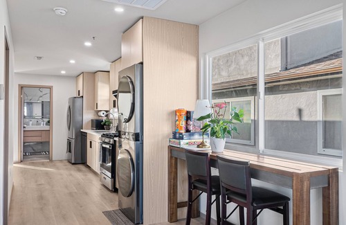 Broadmoor House | 3-bedroom house on 2F in peaceful Daly City with AC, WiFi.