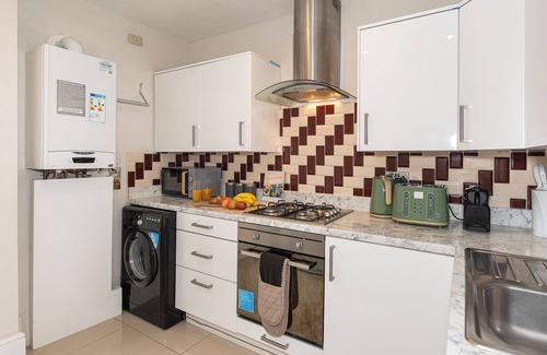 Loxford Apartment | 3-Bedroom Ilford House w/Private Garden & FREE Parking - East London, Stratford