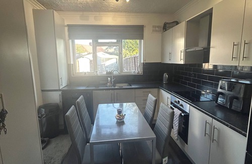 Enfield Highway House | 3 Bedroom Modern house with large Private Garden - Pet Friendly!