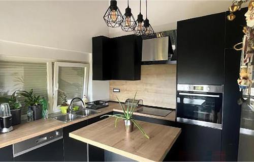 Bezjaki Apartment | 3 Bedroom Nice Apartment In Marinici