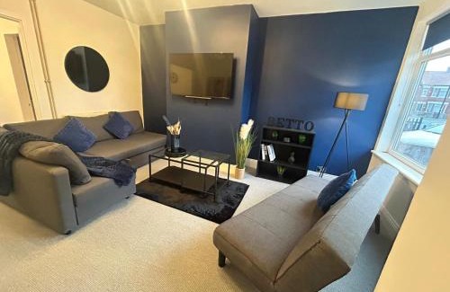 Hull House | 3 Bedroom Perfect Guest Home Sleeps 7 with parking, HU3