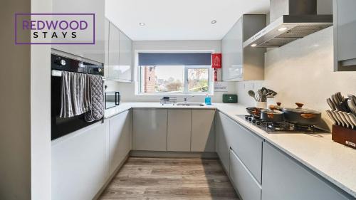 Camberley House | 3-Bedroom Serviced House, Free Parking for 2 Cars, Free WiFi By Redwood Stays