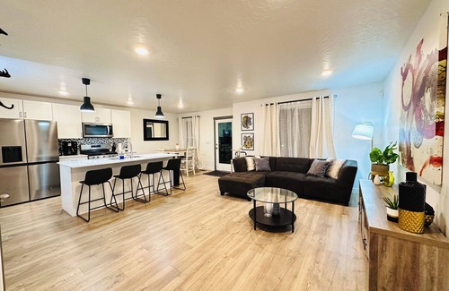 Magna House | 3-bedroom townhome in fantastic Magna with AC, WiFi. Enjoy your stay