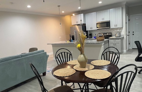 Cleveland House | 3-bedroom townhome in charming Cleveland: central air, WiFi, cable. Gorgeous!