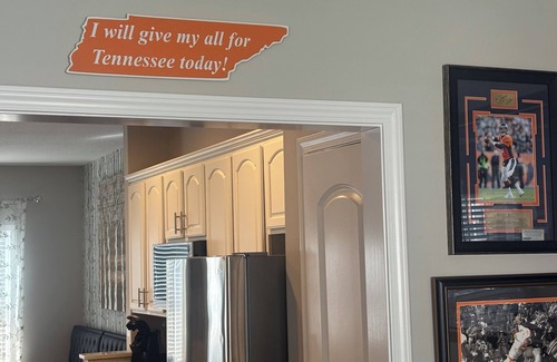 Knoxville House | 3-bedroom townhome ten minutes from UT campus three 55" tvs + private patio