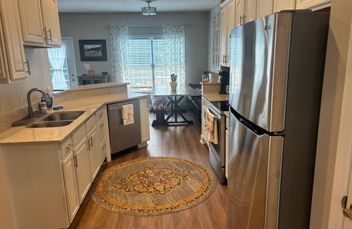 Knoxville House | 3-bedroom townhome ten minutes from UT campus three 55" tvs + private patio