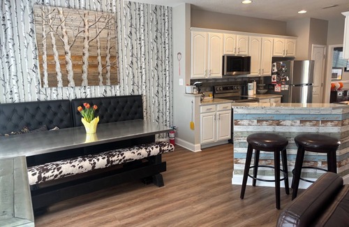 Knoxville House | 3-bedroom townhome ten minutes from UT campus three 55" tvs + private patio