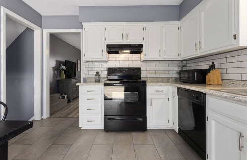 South Kansas City House | 3-bedroom townhome in charming Kansas City with WiFi, AC