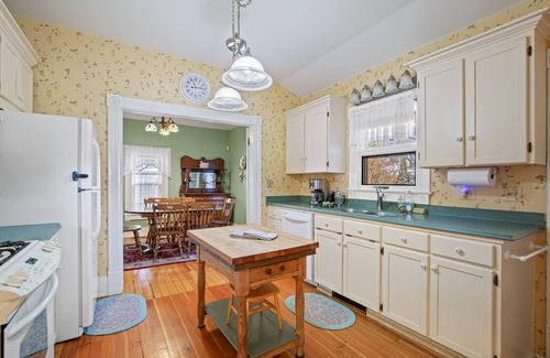 Siskiyou-Hargadine Historic District House | 3 Bedroom Victorian a few blocks from Downtown!