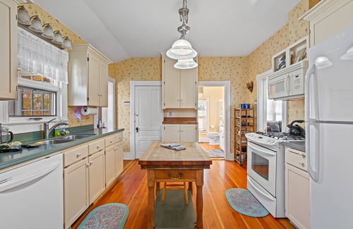 Siskiyou-Hargadine Historic District House | 3 Bedroom Victorian a few blocks from Downtown!