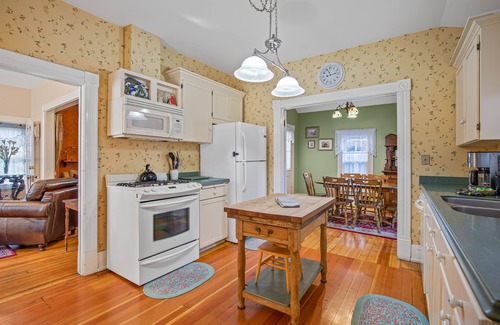 Siskiyou-Hargadine Historic District House | 3 Bedroom Victorian a few blocks from Downtown!